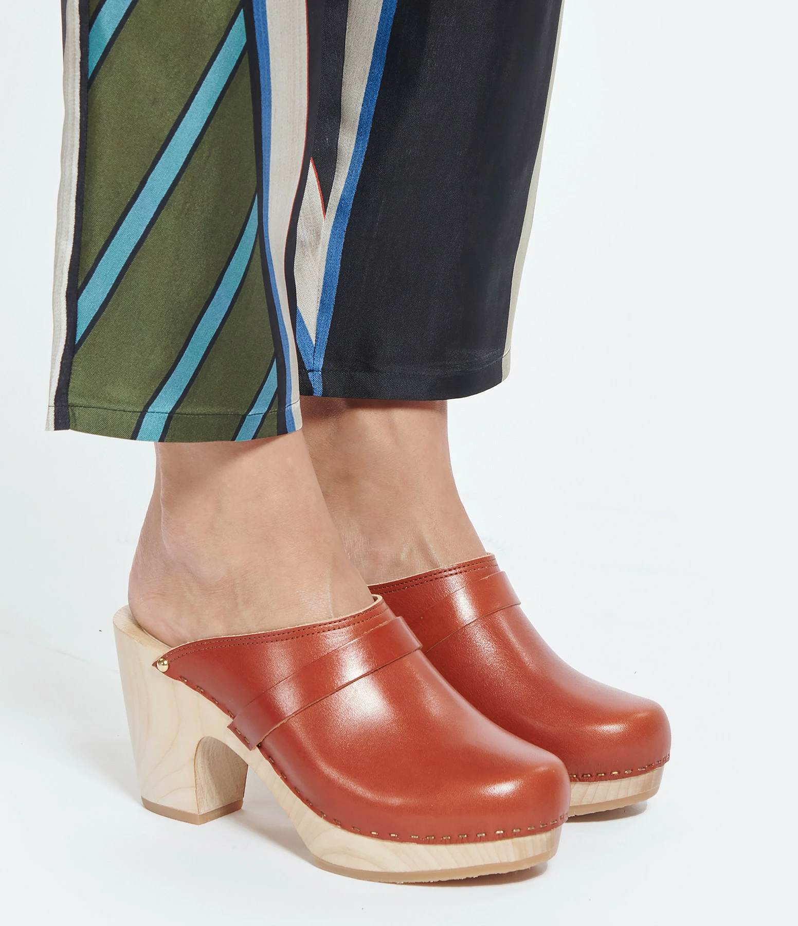 Sabot Youyou Sabots Yrma Bois Cuir Caramel 7 Sabot Youyou Sabots Yrma Bois Cuir Caramel – Image 5