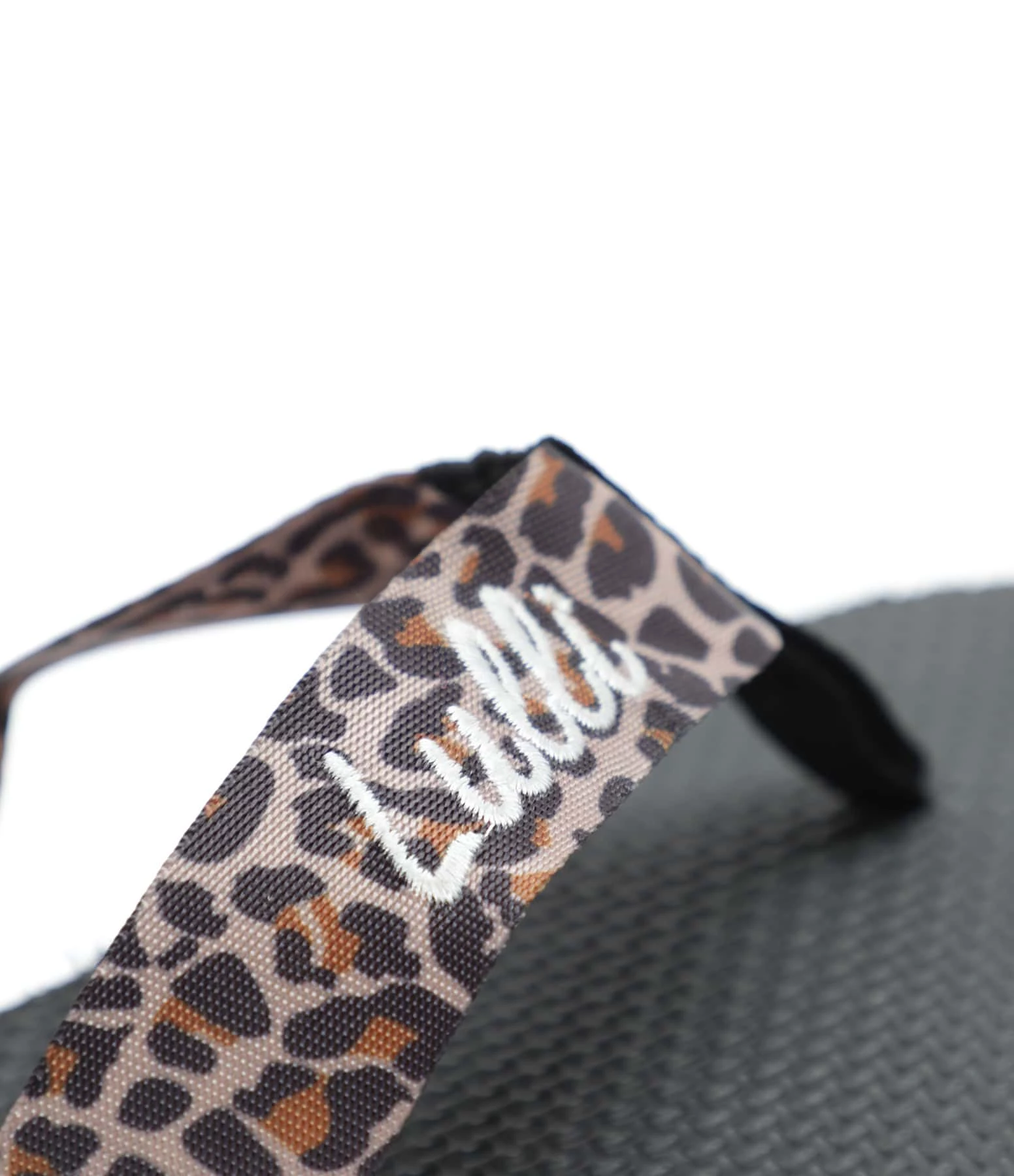 LOVERS BAY CLUB Tongs Namaste Léopard, Exclusivité Lulli 6 LOVERS BAY CLUB Tongs Namaste Léopard, Exclusivité Lulli – Image 4