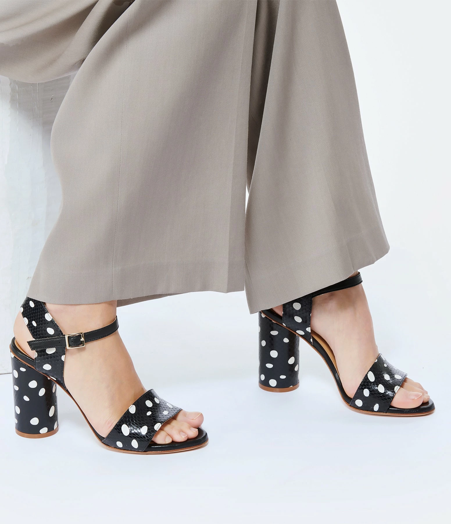 Atelier Content Sandales Waletta Cuir Noir Pois Blanc 7 Atelier Content Sandales Waletta Cuir Noir Pois Blanc – Image 5