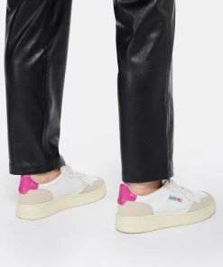 AUTRY Baskets 01 Low Cuir Suédé Blanc Rose -Golden Goose-boutique autry look20221222 294