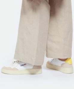 AUTRY Baskets 01 Low Cuir Suédé Blanc Jaune 13 AUTRY Baskets 01 Low Cuir Suédé Blanc Jaune -Golden Goose-boutique autry look20230301 44