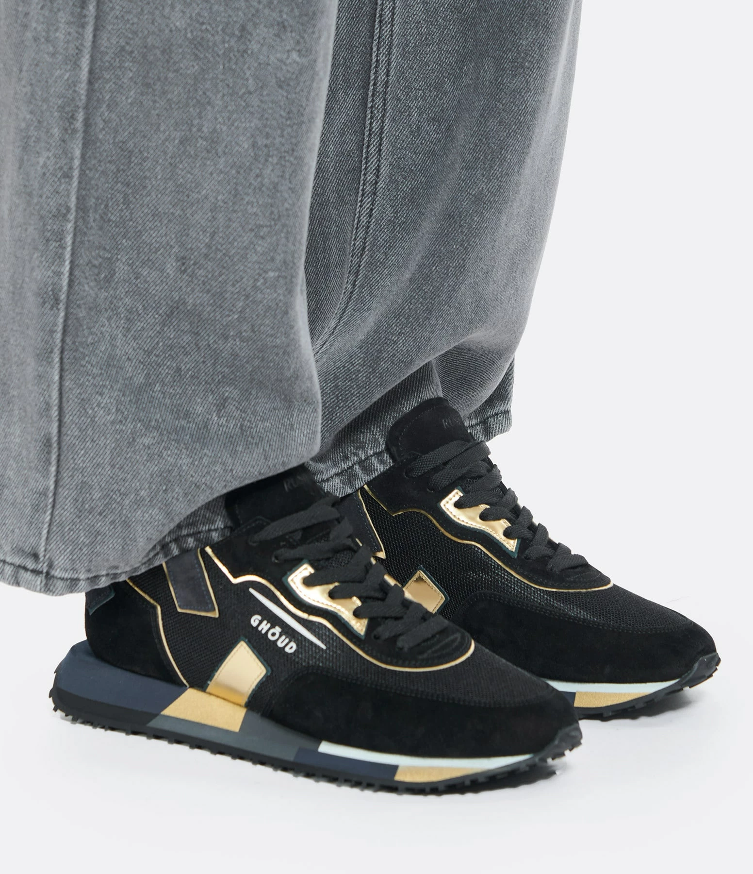GHOUD VENICE Baskets Rush Low Mesh Noir Doré 7 GHOUD VENICE Baskets Rush Low Mesh Noir Doré – Image 5