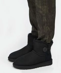 Ugg Boots Mini Bailey Button Noir 11 Ugg Boots Mini Bailey Button Noir -Golden Goose-boutique ugg10 look20170920 574 2