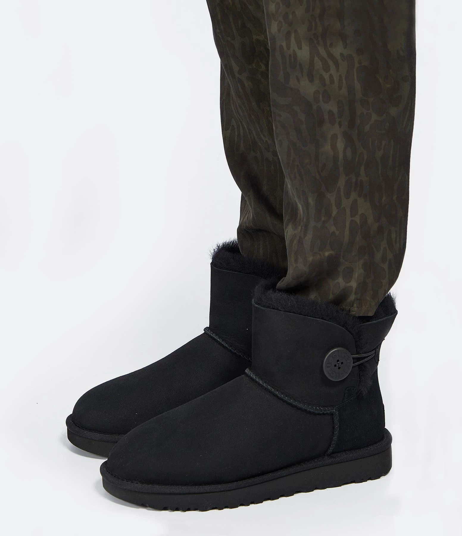 Ugg Boots Mini Bailey Button Noir 7 Ugg Boots Mini Bailey Button Noir – Image 5