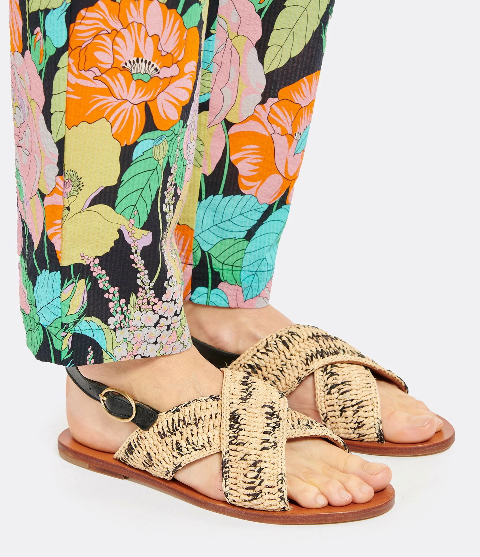 Vanessa Bruno Sandales Plates Raphia Sable Noir, Exclusivité Lulli 7 Vanessa Bruno Sandales Plates Raphia Sable Noir, Exclusivité Lulli – Image 5