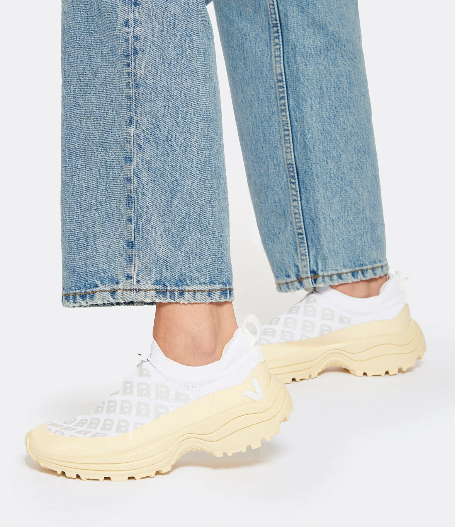 Baskets V-Knit Blanc, Collaboration Veja X Amélie Pichard 7 Baskets V-Knit Blanc, Collaboration Veja X Amélie Pichard – Image 5