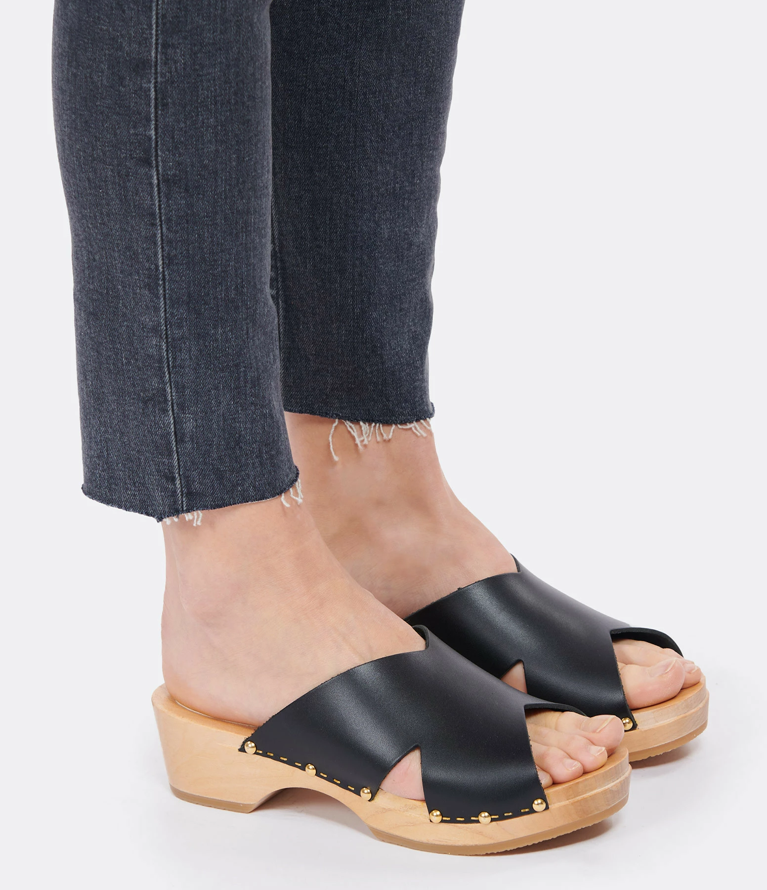 Sabot Youyou Sabots Yulli Bois Cuir Noir, Exclusivité Lulli 7 Sabot Youyou Sabots Yulli Bois Cuir Noir, Exclusivité Lulli – Image 5